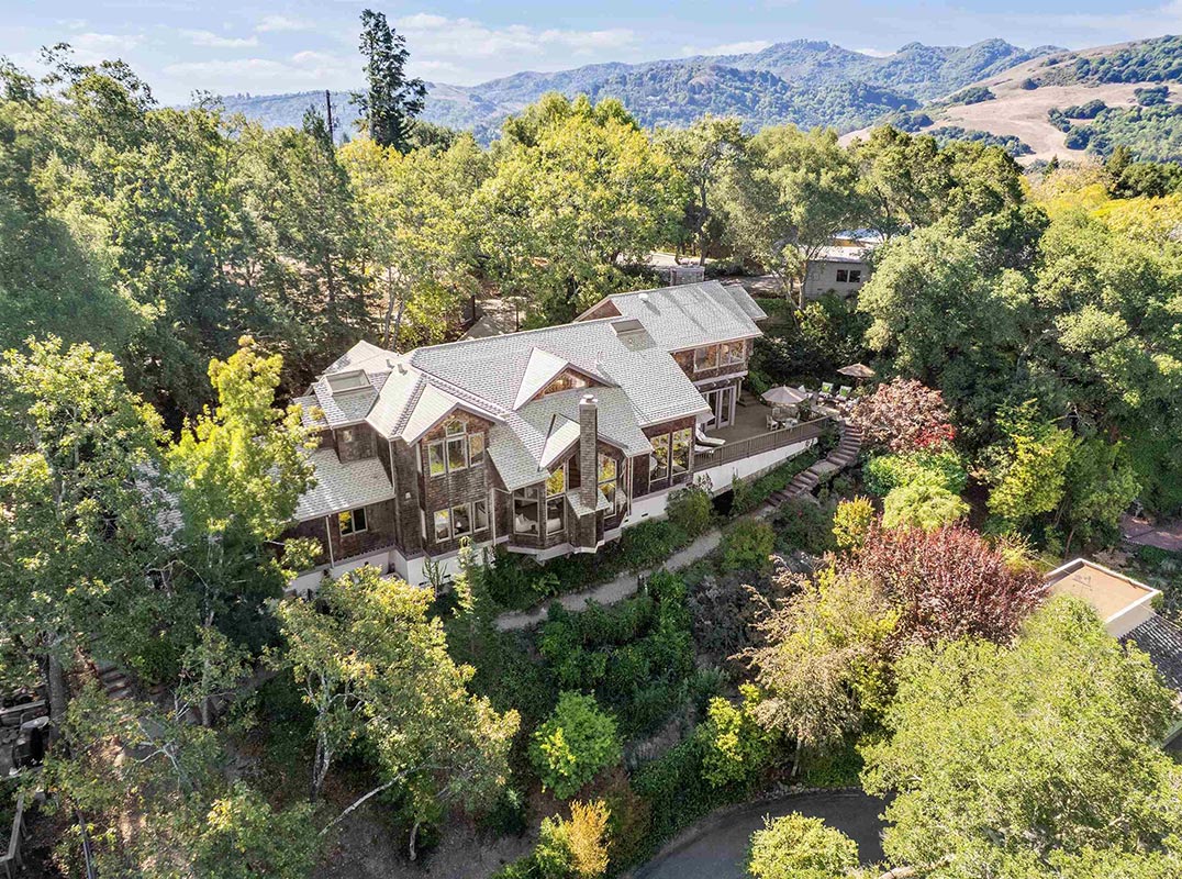  Serene Retreat With Stunning Views